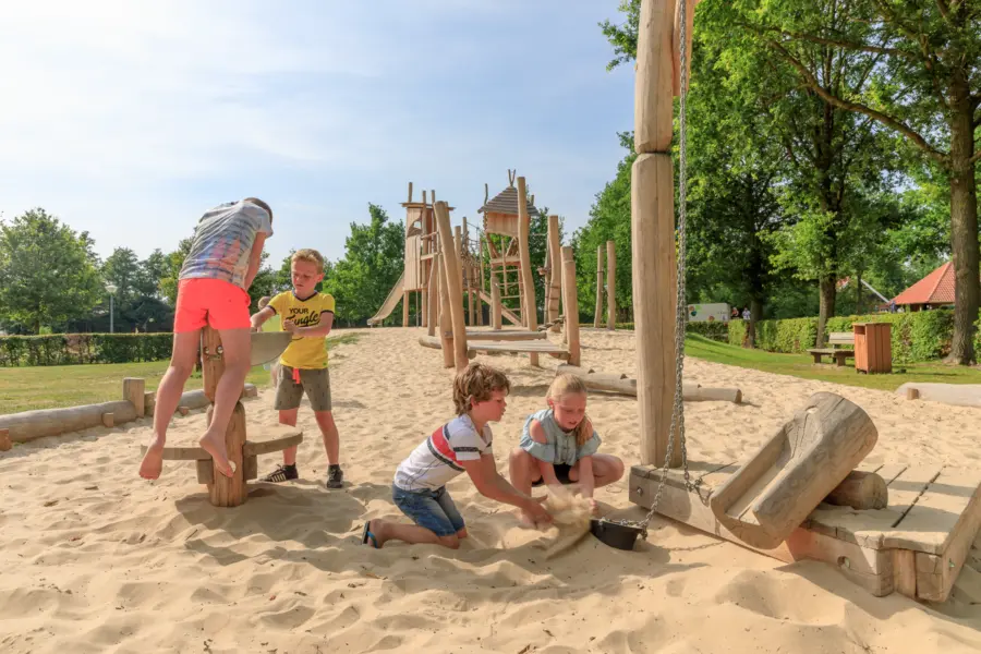 Buiten speeltuin weekendje weg vakantiepark Kaps Twente